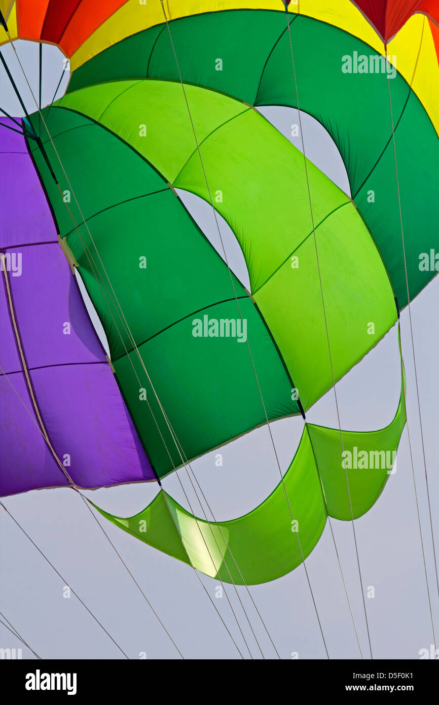 Paragliding am Strand Stockfoto