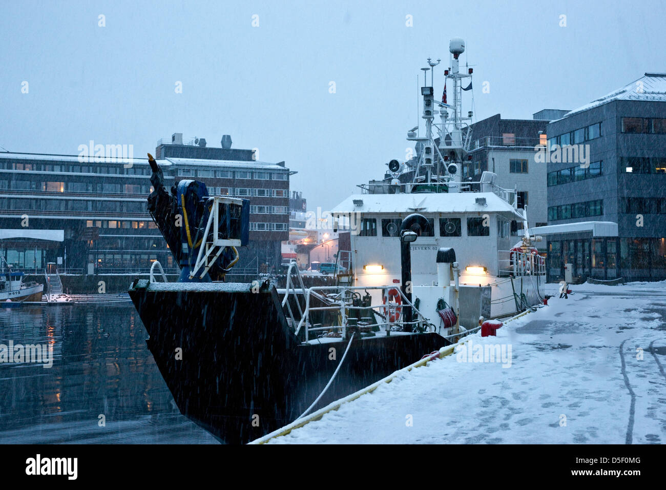 Ein kleines Schiff im Hafen von Tromsø angedockt Stockfoto