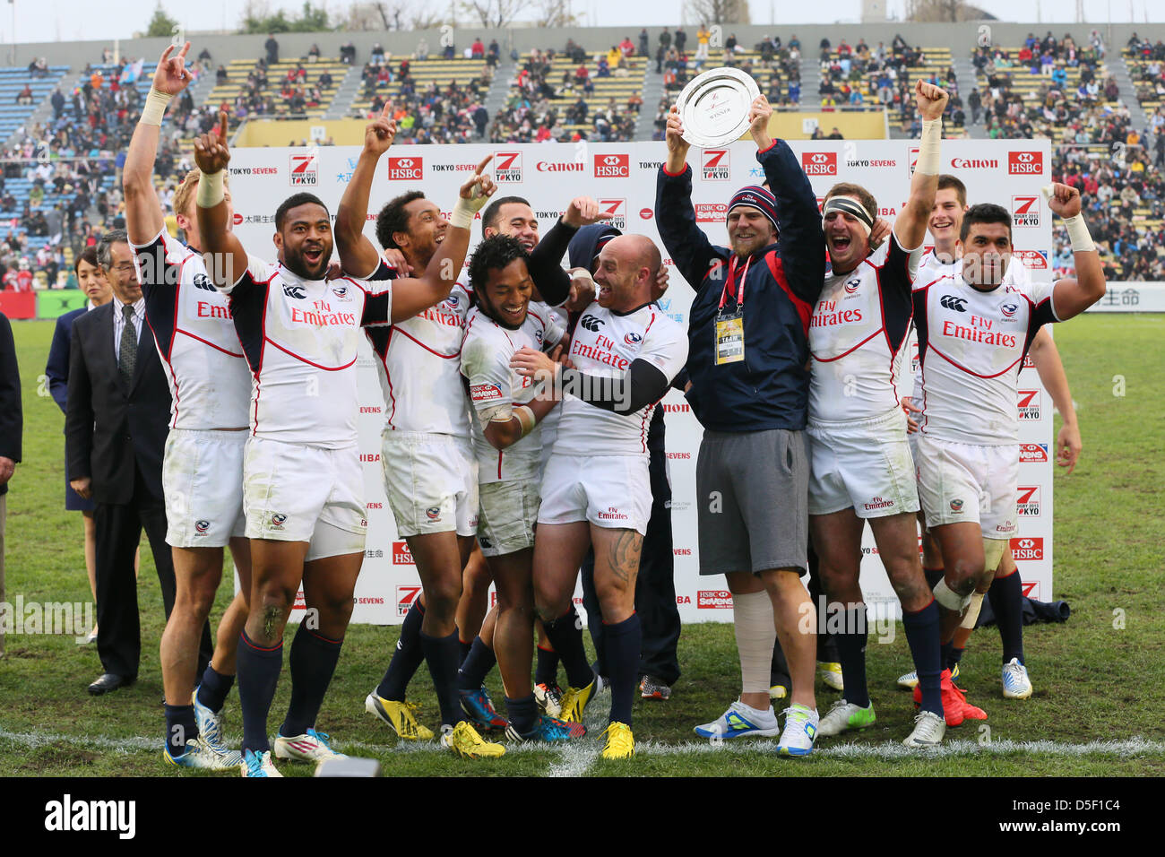 Tokio, Japan. Vereinigten Staaten-Teamgruppe (USA), 31. März 2013 - Rugby: HSBC Sevens World Series Round7 Japan Tokio Sevens 2013 Platte letzte USA 17-0 Schottland Prinz Chichibu Memorial Stadium, Tokio, Japan.  (Foto von YUTAKA/AFLO SPORT) [1040] Stockfoto