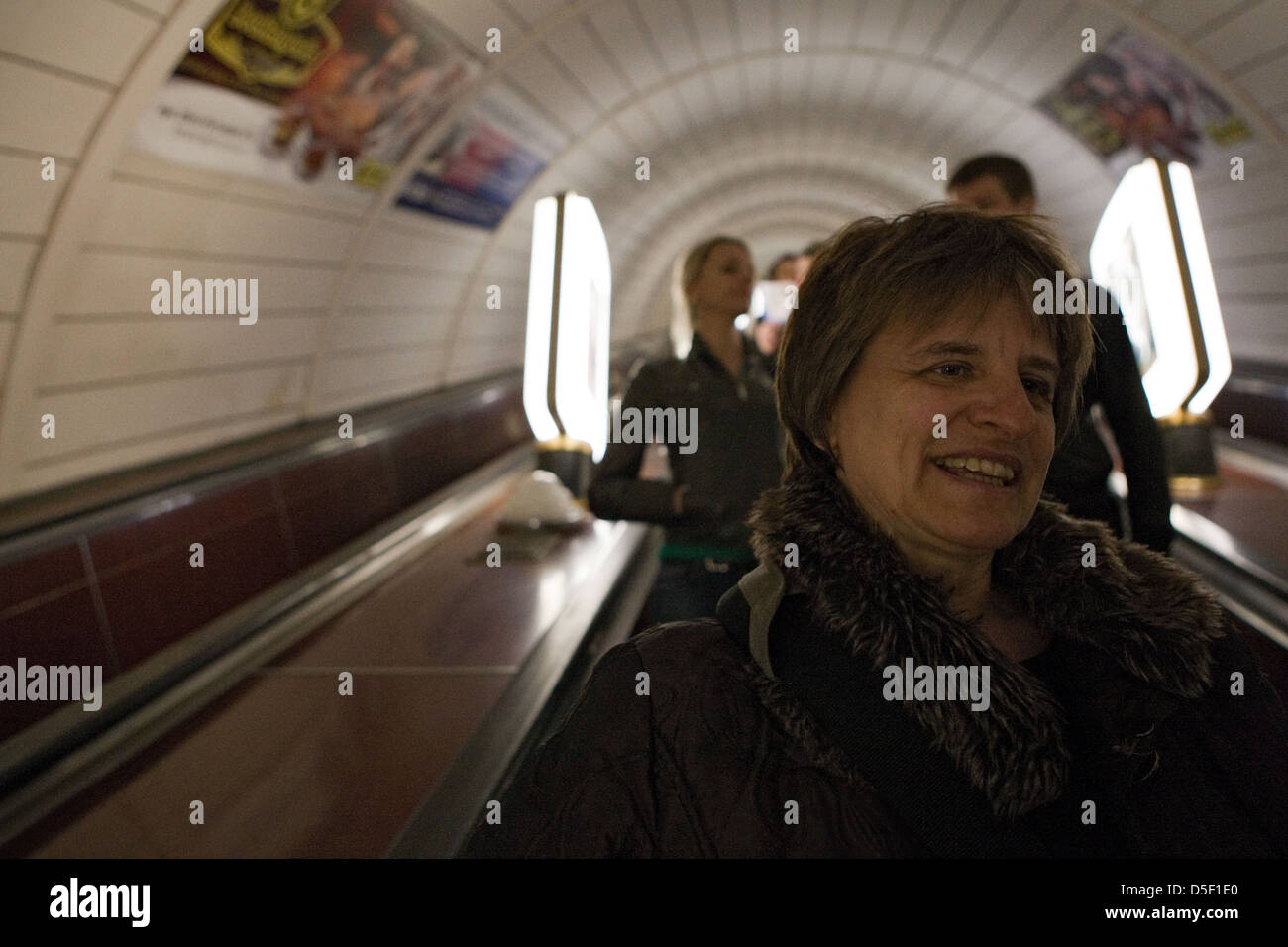 Frau auf Kiew, U-Bahn-Rolltreppen U-Bahn, Kiew, Kiew, Ukraine Stockfoto