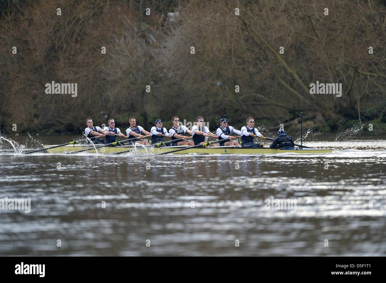 London, UK. 31. März 2013.  Oxford Blue - Patrick Close [Pembroke] [Bow] Geordie Macleod [Christuskirche] [2], Alex Davidson [Christuskirche] [3], Sam O'Connor [Christuskirche] [4], Paul Bennett [Kellogg] [5], Karl Hudspith [St. Peter] [6], Constantine Louloudis [Trinität] [7], Malcolm Howard [Oriel] [Schlaganfall], Oskar Zorrilla [St. Hugh's] [Cox] in Aktion während der BNY Mellon Boat Race. 159. Durchführung der Veranstaltung zwischen Oxford und Cambridge Universitäten. Stockfoto