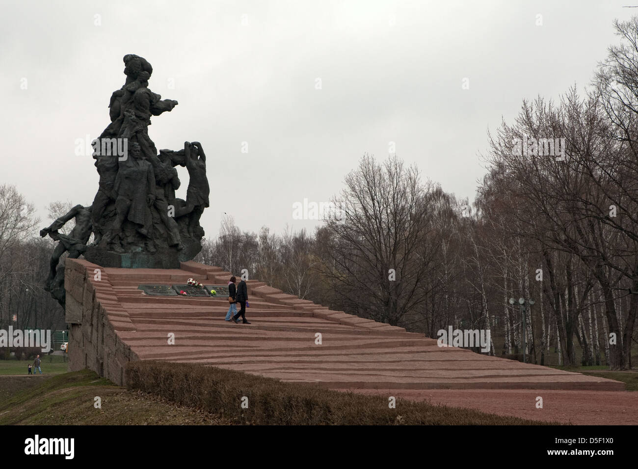 Denkmal (1976) für sowjetische Bürger und Kriegsgefangene erschossen Dorogoschichi Park aka Babi Jar, Kiew, Ukraine Stockfoto