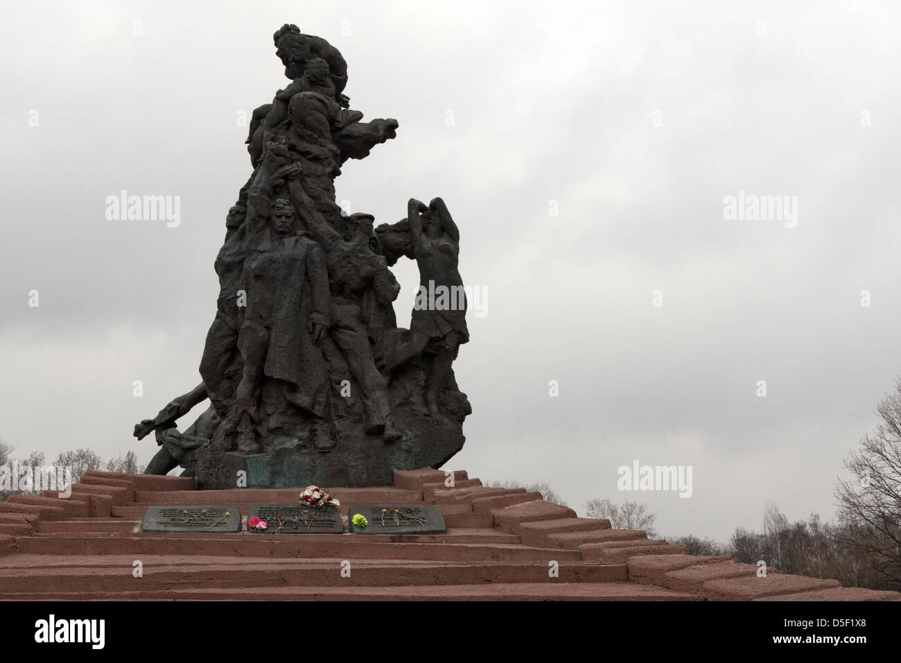 Denkmal (1976) für sowjetische Bürger und Kriegsgefangene erschossen Dorogoschichi Park aka Babi Jar, Kiew, Ukraine Stockfoto