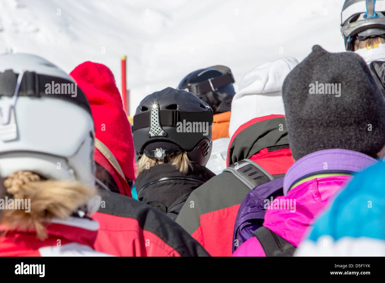 Skifahrer im Ski Region stehen in der Schlange vor einer Liftstation Stockfoto