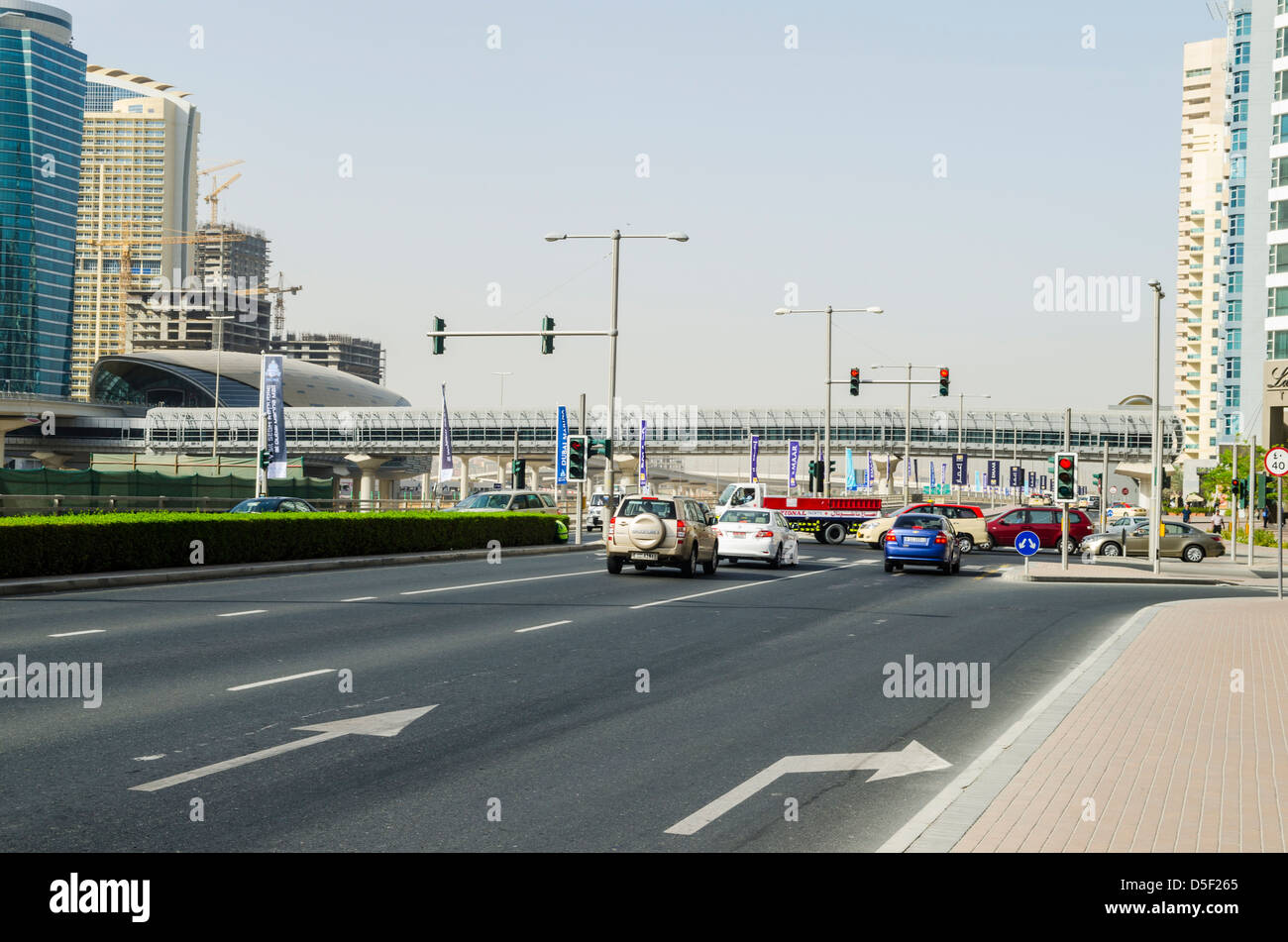 Trveling Autos auf der Autobahn Dubai Vereinigte Arabische Emirate Stockfoto
