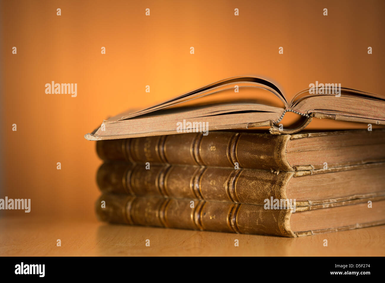 alten Grunge-Bücher auf Holztisch mit freiem Speicherplatz für Ihren text Stockfoto