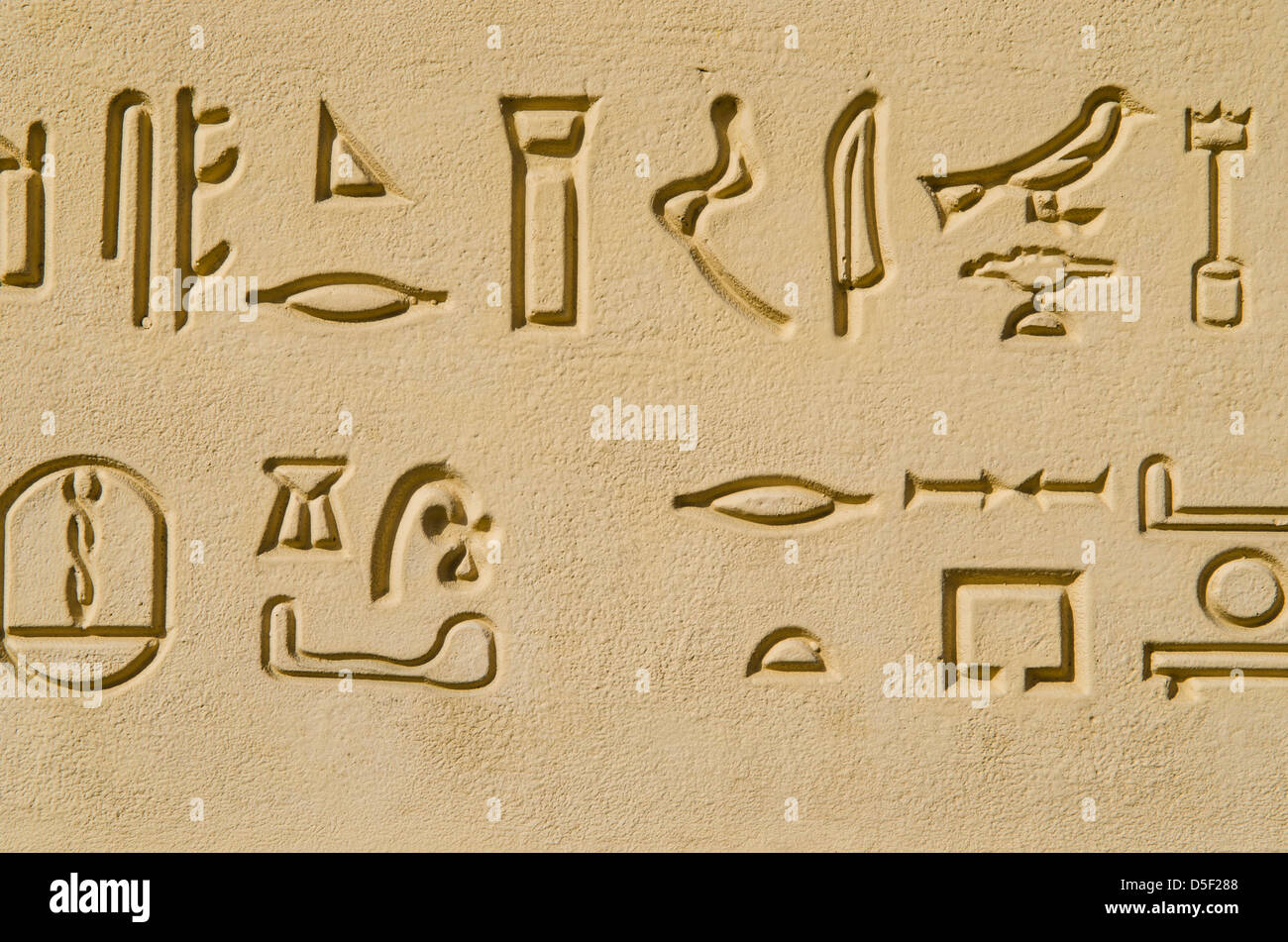 Alte ägyptische Hieroglyphen Briefe in Dubai UAE Stockfoto