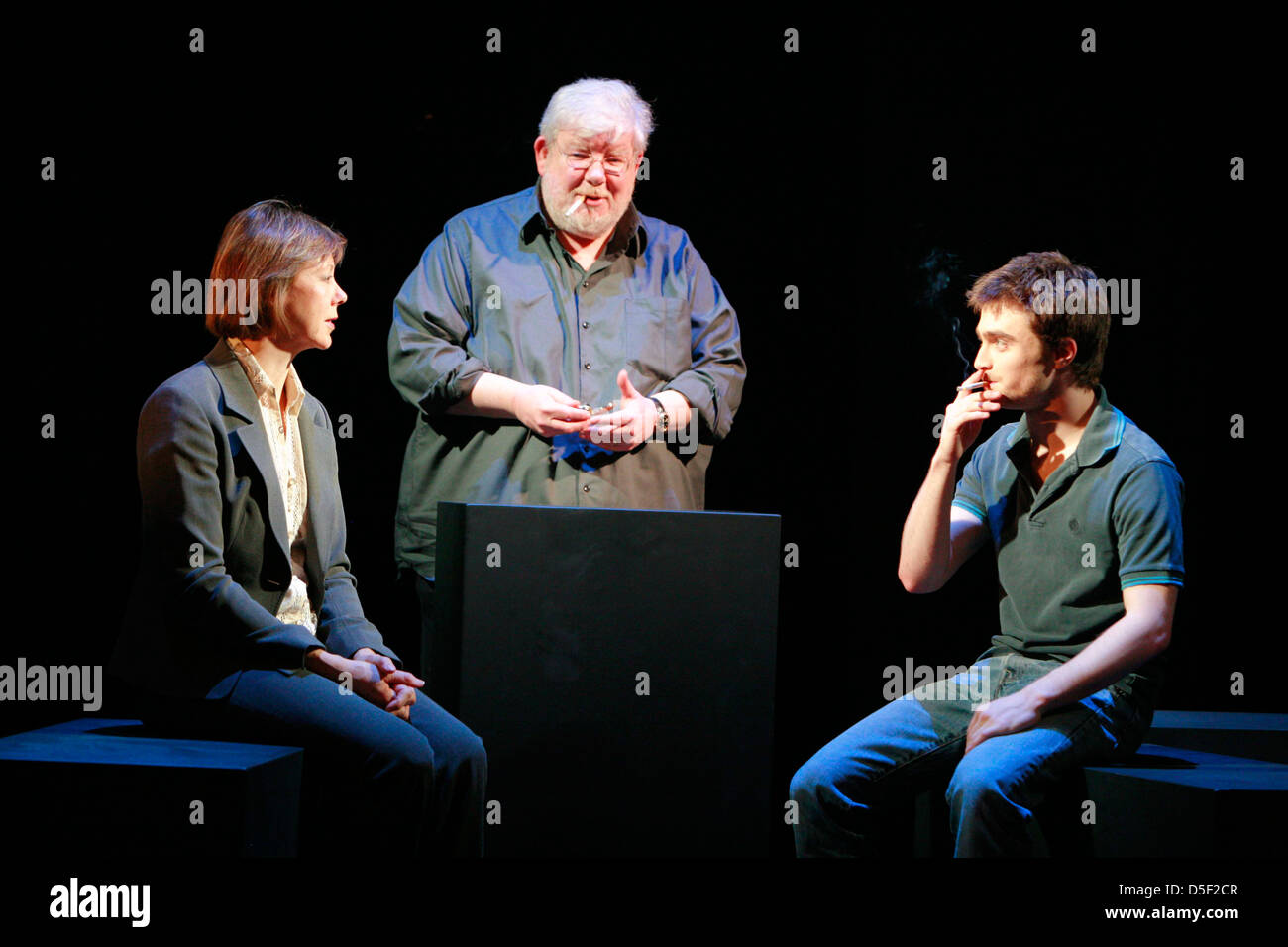 l-r: Jenny Agutter (Hesther Saloman), Richard Griffiths (Martin Dysart), Daniel Radcliffe (Alan Strang) in EQUUS von Peter Shaffer im Gielgud Theatre, London 2007 Design: John Napier Beleuchtung: David Hersey Regie: Thea Sharrock Stockfoto