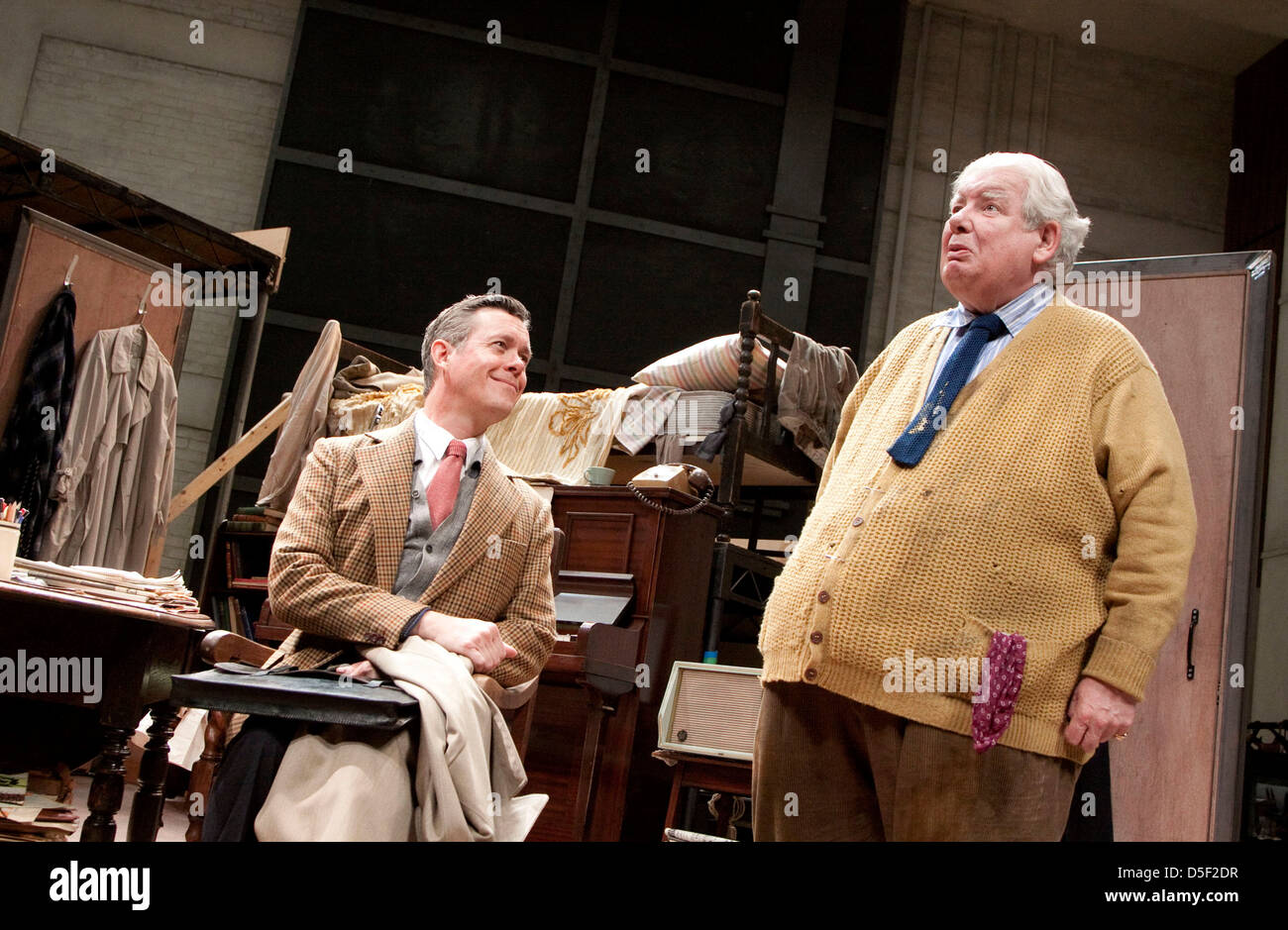 l-r: Alex Jennings (Henry / Benjamin Britten), Richard Griffiths (Fitz / WH Auden) in THE HABIT OF ART von Alan Bennett am Lyttelton Theatre, National Theatre (NT), London 2009 Design: Bob Crowley Beleuchtung: Mark Henderson Regie: Nicholas Hytner Stockfoto