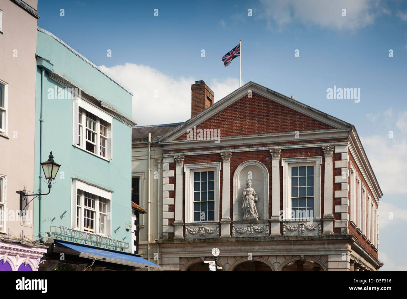 England, Berkshire, Windsor, High Street, Anschluß-Markierungsfahne fliegen über die Guildhall Stockfoto