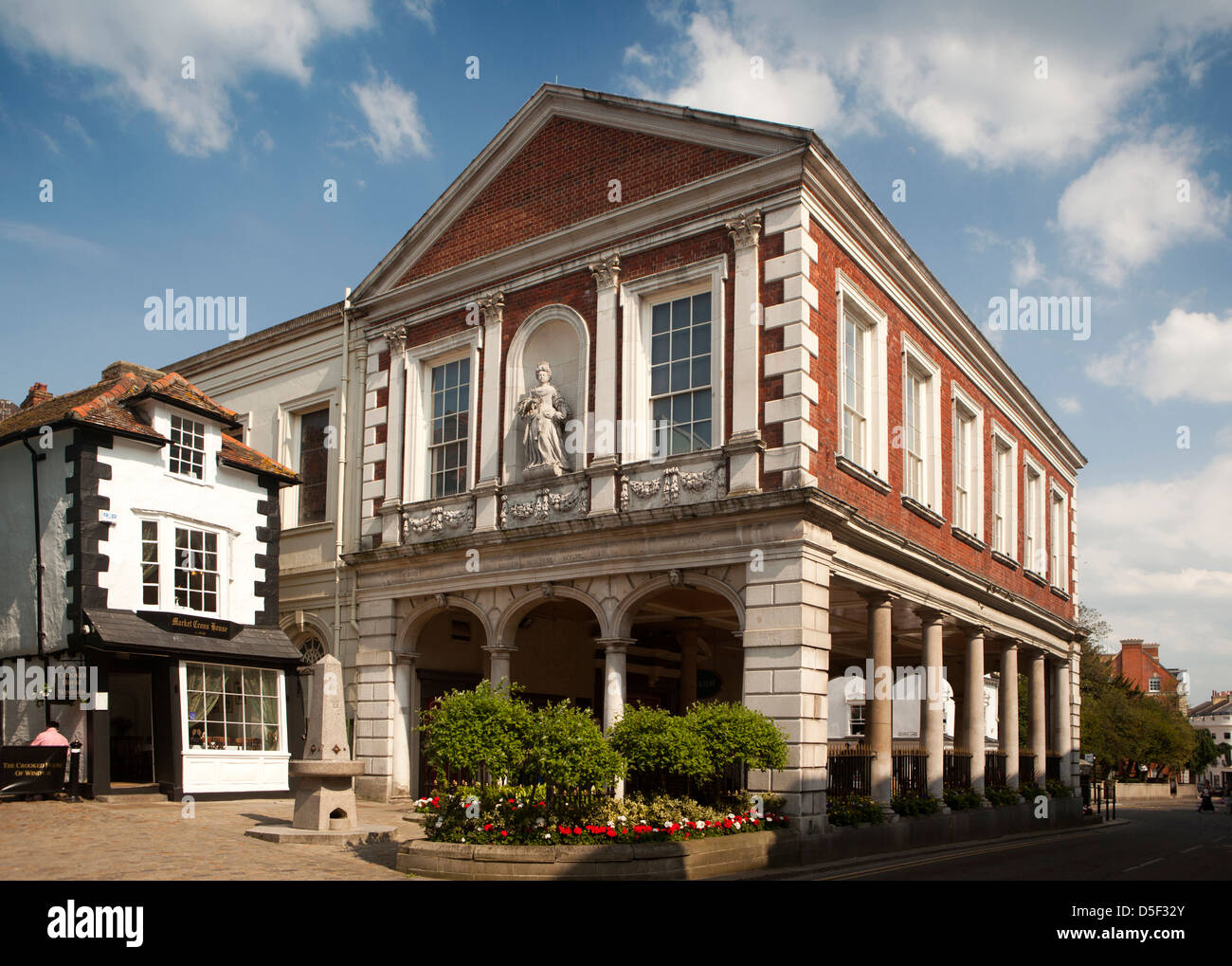 England, Berkshire, Windsor, High Street, Guildhall und Market Cross House (schiefe Haus) Stockfoto
