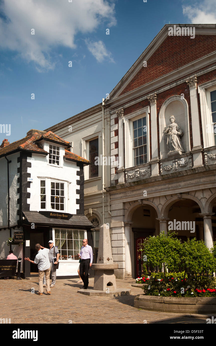 England, Berkshire, Windsor, High Street, Guildhall und Market Cross House (schiefe Haus) Stockfoto