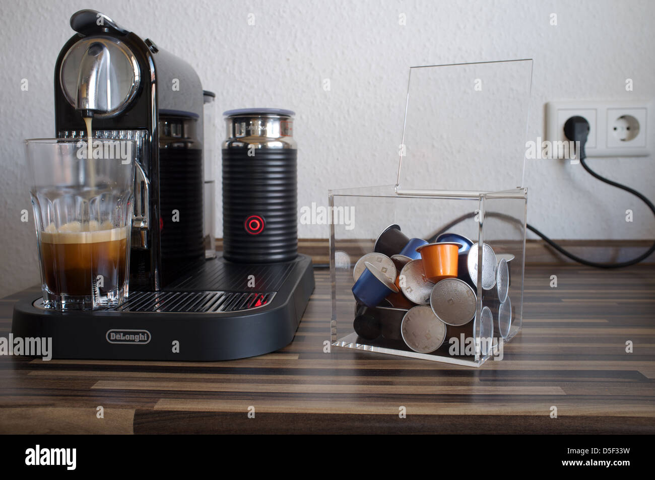Nespresso DeLonghi Kaffee Maschine Stockfoto