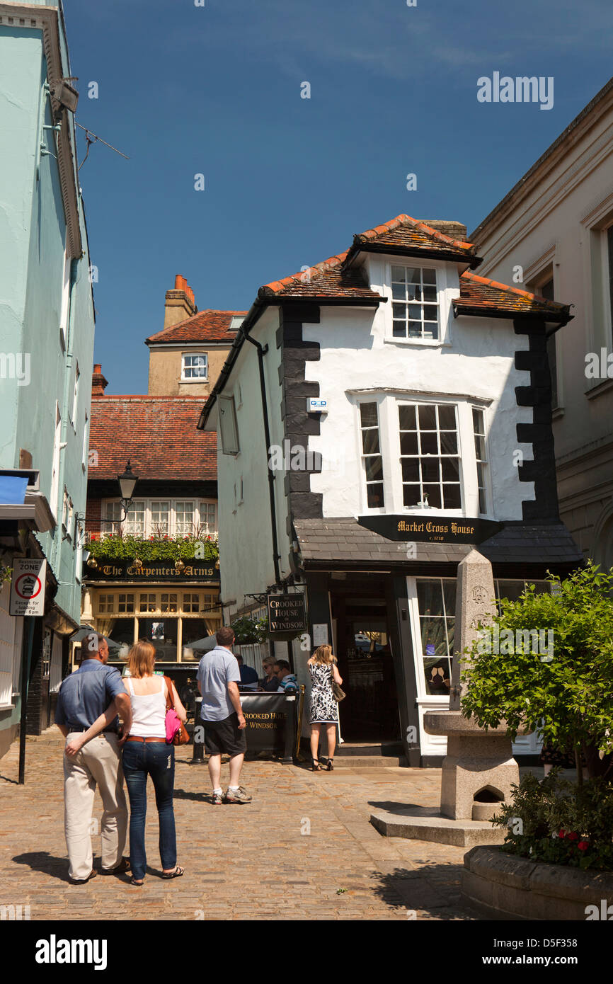England, Berkshire, Windsor, High Street, Besucher außerhalb der krummen Market Cross House Stockfoto