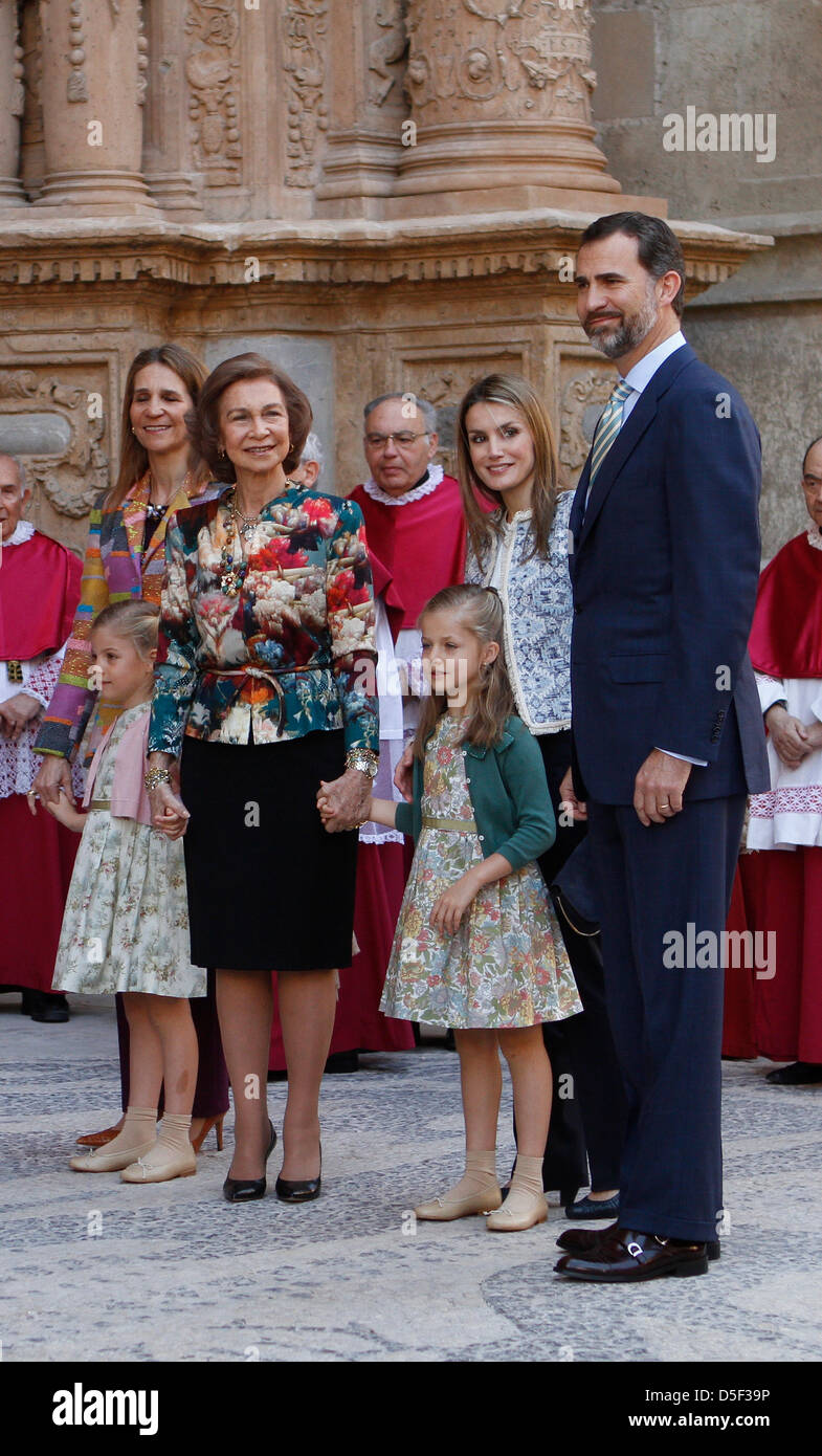Mallorca, Spanien. 31. März 2013. Spaniens Königsfamilie (von rechts nach links), Kronprinz Felipe, Prinzessin Letizia, Infanta Leonor, Königin Sofia, Infantin Elena und Infantin Sofia Pose für Fotografen zur Kathedrale von Palma De Mallorca vor der Teilnahme an einer Ostermesse in Palma De Mallorca auf der Insel Mallorca. Bildnachweis: Zixia/Alamy Live-Nachrichten Stockfoto