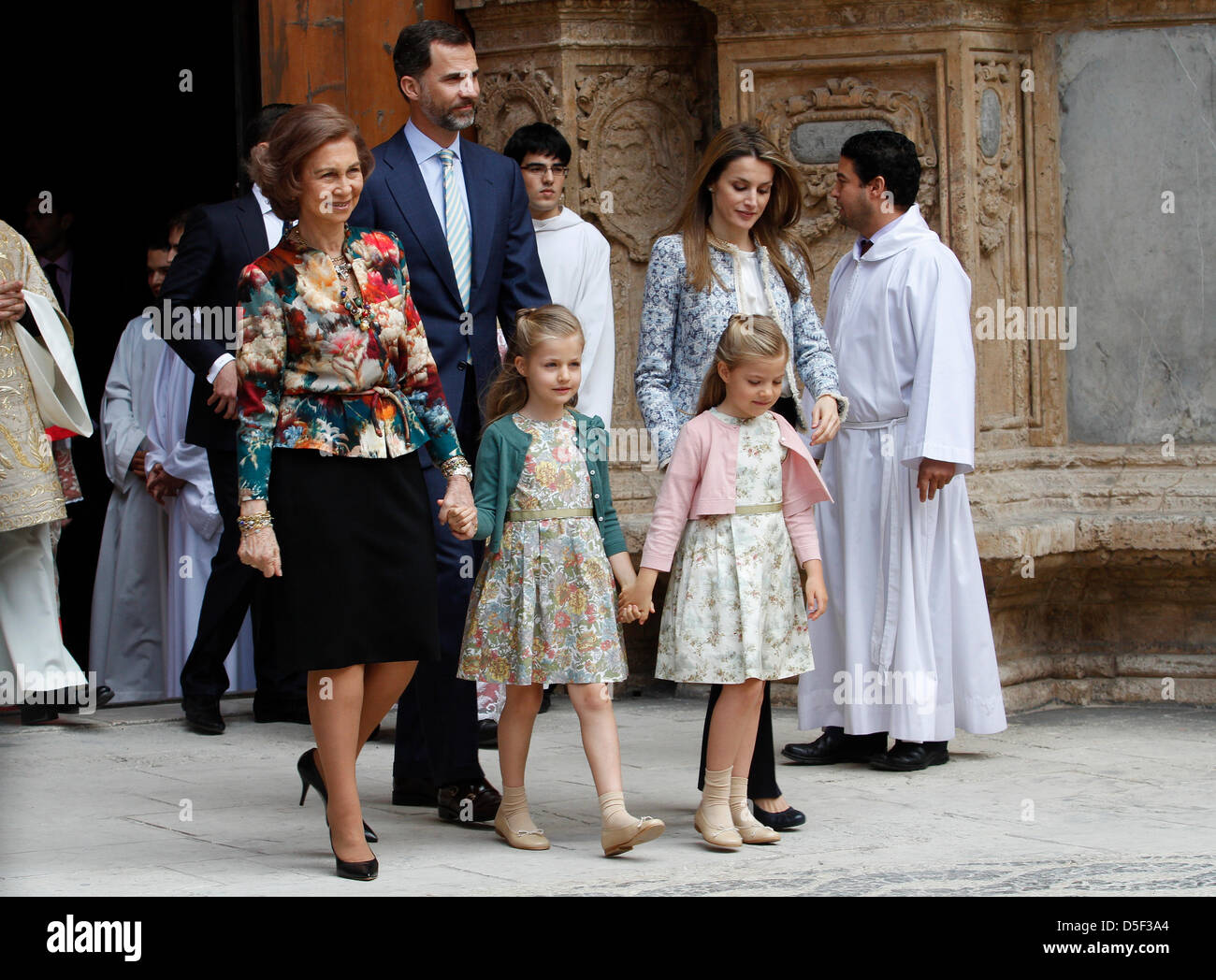 Mallorca, Spanien. 31. März 2013. Spaniens königliche Familie (von links nach rechts), Königin Sofia, Kronprinz Felipe, Infanta Leonor, Prinzessin Letizia und Infantin Sofie verlassen Kathedrale von Palma De Mallorca nach dem Besuch einer Ostermesse in Palma De Mallorca auf der Insel Mallorca. Bildnachweis: Zixia/Alamy Live-Nachrichten Stockfoto