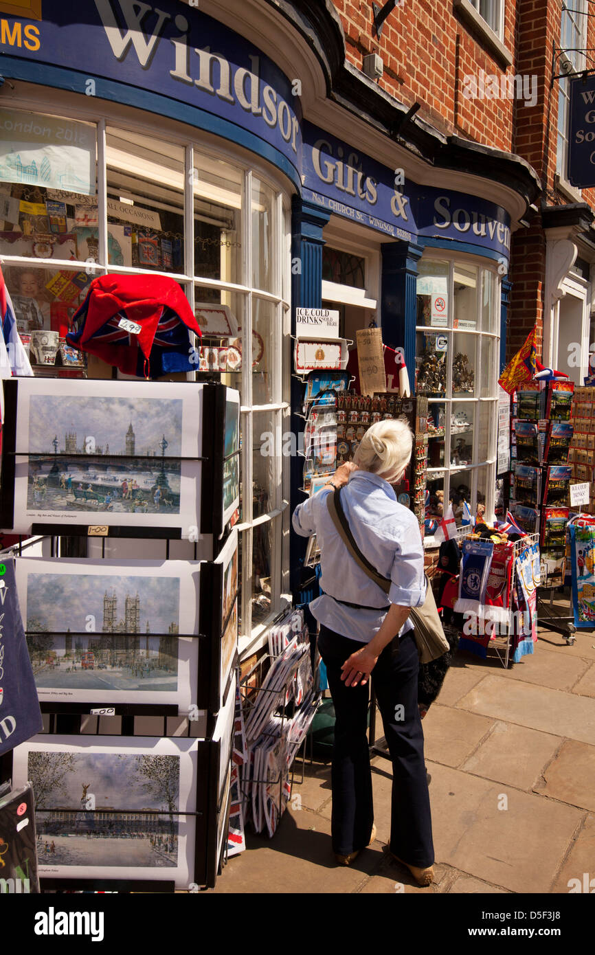 Church Lane, Besucher betrachten Souvenir, Windsor, Berkshire, England shop Anzeige Stockfoto