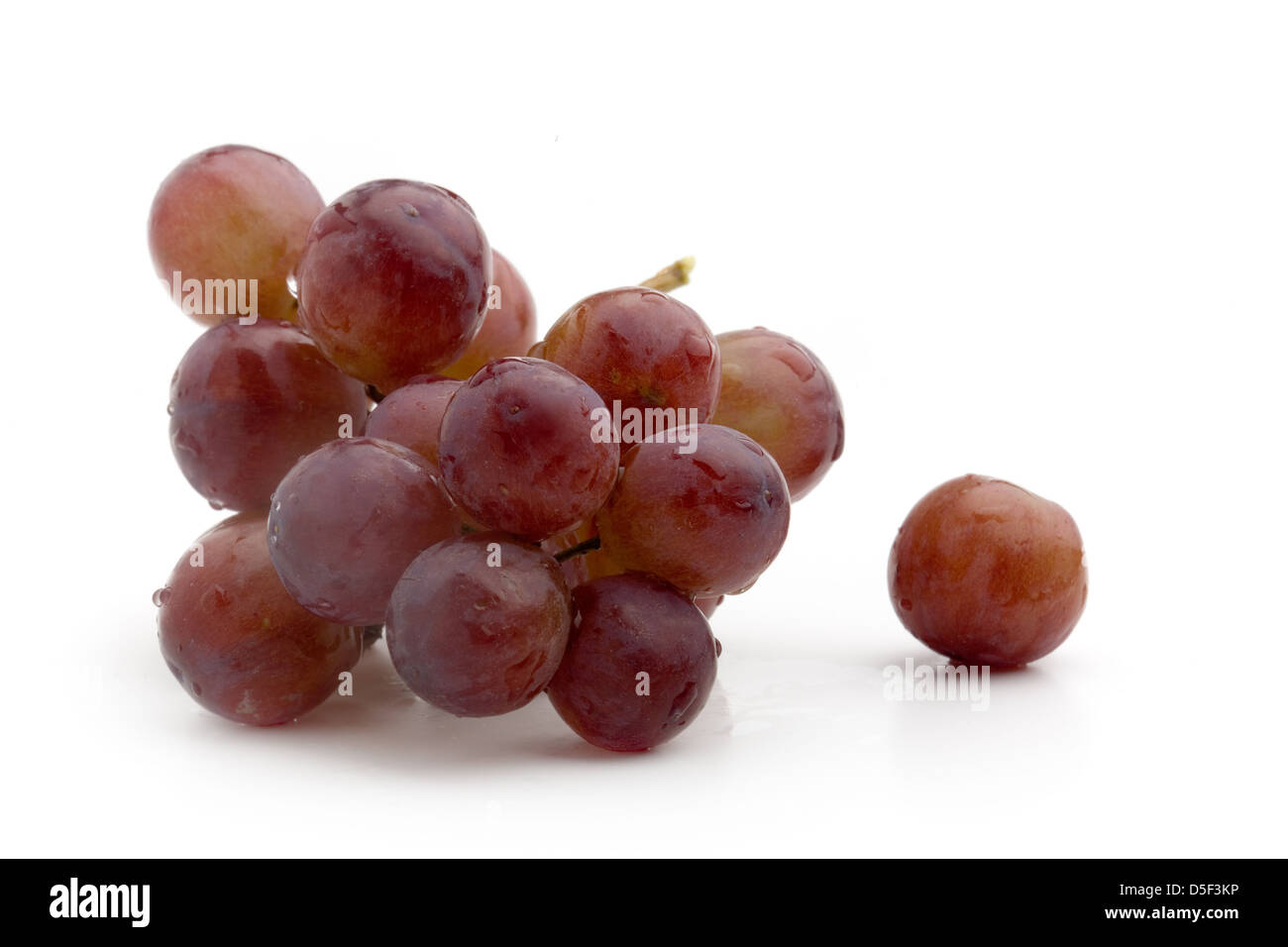 Frische rote Weintrauben auf weißen Hintergrund isoliert Stockfoto