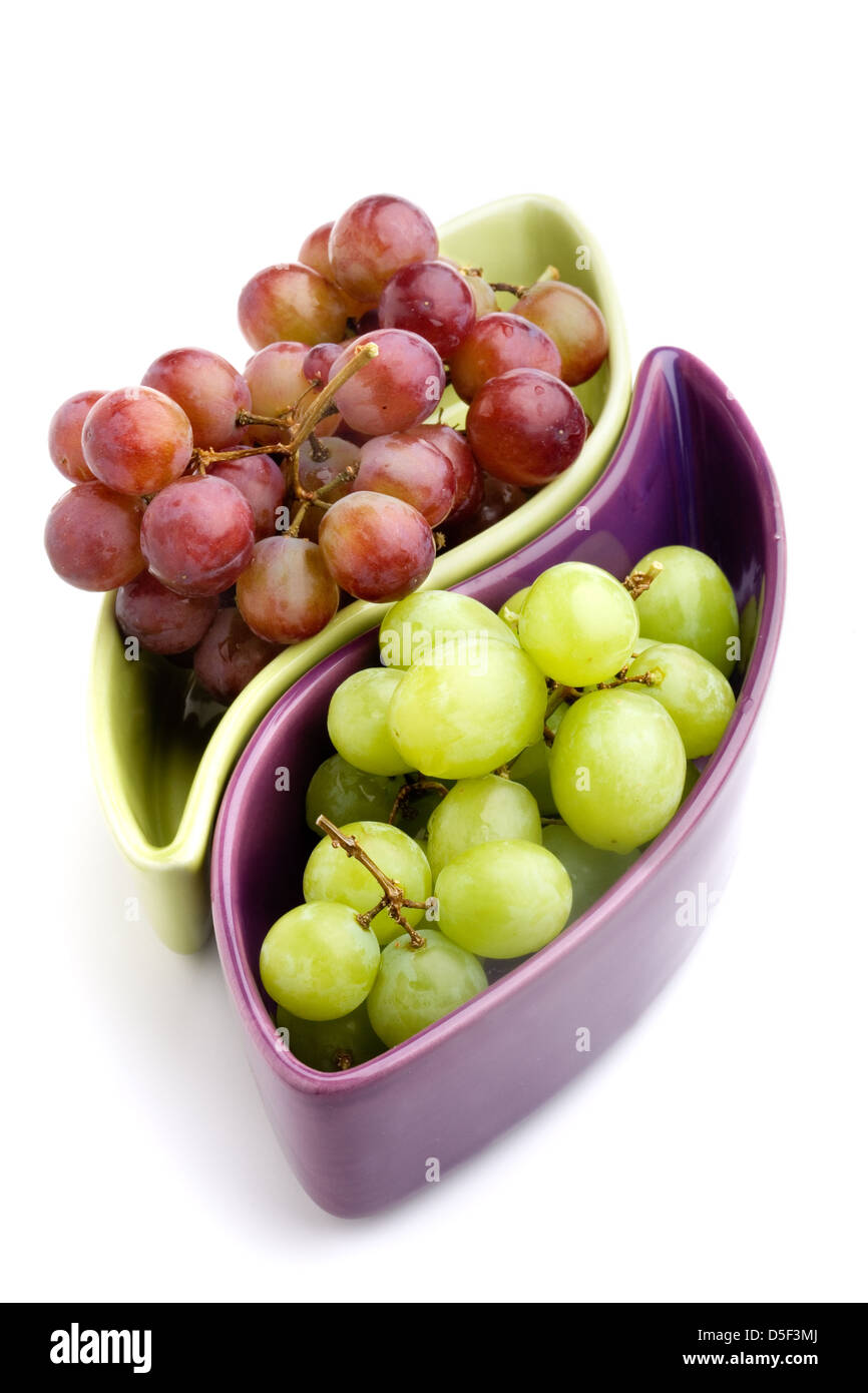 Frische grüne und rote Weintrauben auf weißen Hintergrund isoliert Stockfoto