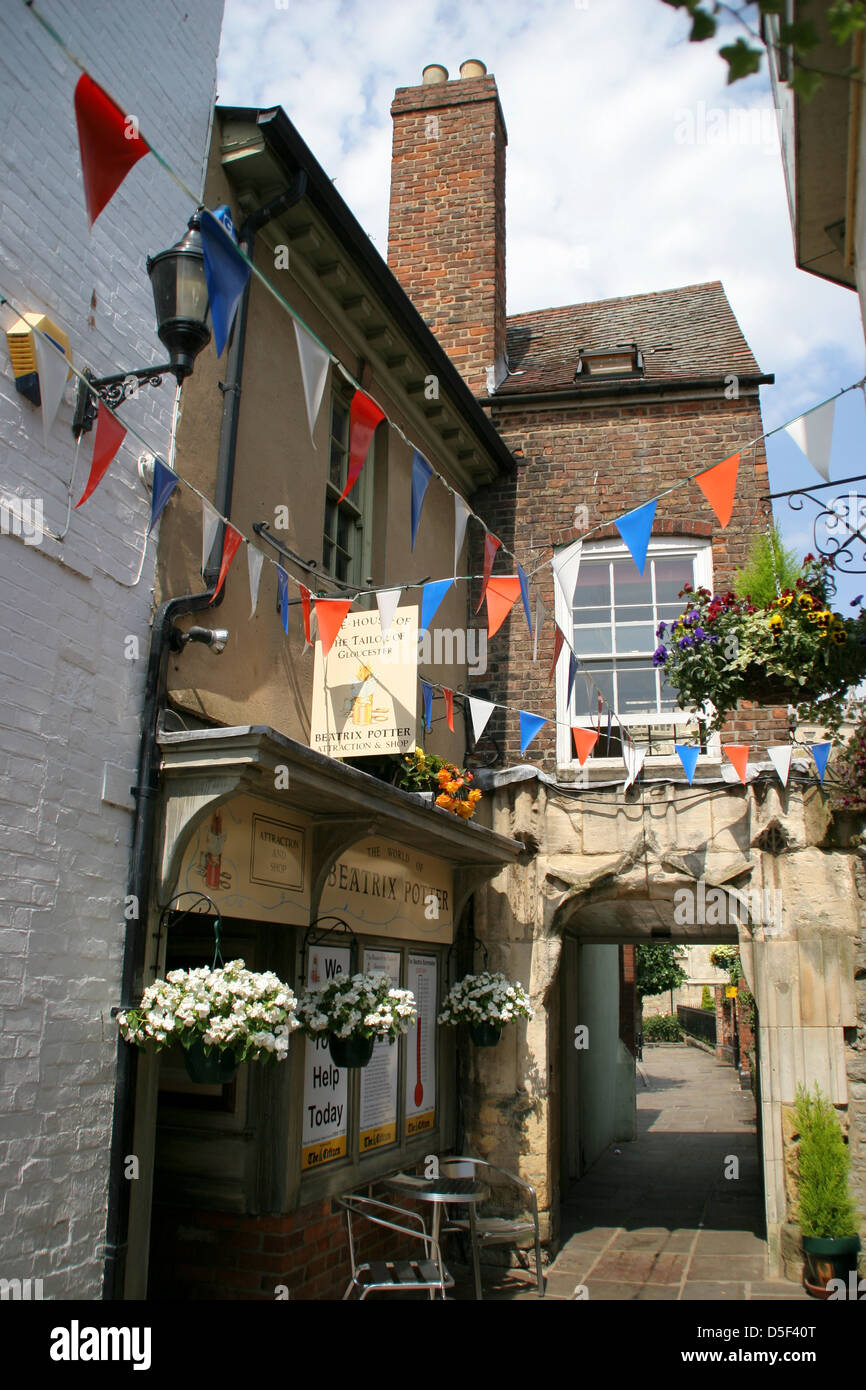 Schneider von Gloucester House und St Michaels Tor Gloucester Gloucestershire England UK Stockfoto