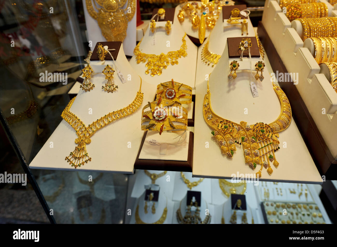 Goldschmuck - Ringe, Halsketten, Armbänder für Verkauf, Gold Souk Dubai,  Vereinigte Arabische Emirate Stockfotografie - Alamy