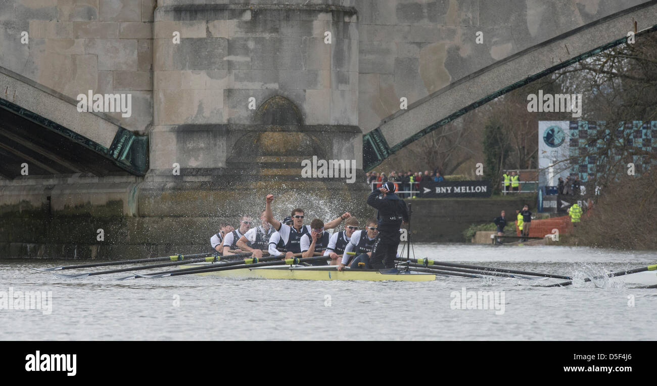 London, UK. 31. März 2013. Oxford & Cambridge Universitäten Boat Race 2013 statt auf der Themse zwischen Putney und Mortlake in London UK.  Oxford blau Boot:-Bogen: Patrick Close, 2: Geordie Macleod, 3: Alex Davidson, 4: Sam O'Connor, 5: Paul Bennett, 6: Karl Hudspith, 7: Constantine Louloudis, Schlaganfall: Malcolm Howard, Cox: Oskar Zorrilla.  Cambridge Blau Boot:-Bogen: Grant Wilson, 2: Milan Bruncvik, 3: Alex Fleming, 4: Ty Otto, 5: George Nash, 6: Steve Dudek, 7: Alexander Scharp, Schlaganfall: Niles Garratt, Cox: Henry Fieldman. Stockfoto