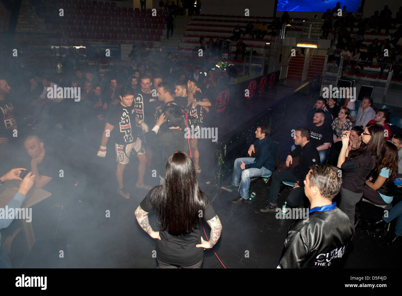 IMPERA MMA Fighting Championship 2013 Rom, das Spiel zwischen Rafael Torres (Stabile Team) und Giuliano Pennese (Hung Mun) 70kg. Stockfoto