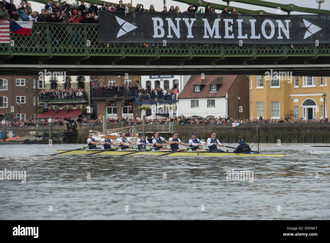 London, UK. 31. März 2013. Oxford & Cambridge Universitäten Boat Race 2013 statt auf der Themse zwischen Putney und Mortlake in London UK.  Oxford blau Boot:-Bogen: Patrick Close, 2: Geordie Macleod, 3: Alex Davidson, 4: Sam O'Connor, 5: Paul Bennett, 6: Karl Hudspith, 7: Constantine Louloudis, Schlaganfall: Malcolm Howard, Cox: Oskar Zorrilla.  Cambridge Blau Boot:-Bogen: Grant Wilson, 2: Milan Bruncvik, 3: Alex Fleming, 4: Ty Otto, 5: George Nash, 6: Steve Dudek, 7: Alexander Scharp, Schlaganfall: Niles Garratt, Cox: Henry Fieldman. Stockfoto