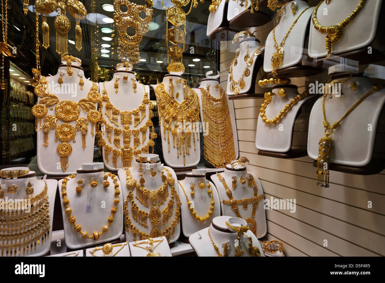 Goldschmuck - Ringe, Halsketten, Armbänder für Verkauf, Gold Souk Dubai,  Vereinigte Arabische Emirate Stockfotografie - Alamy