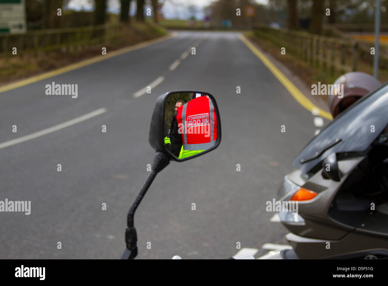Gesundheit & Medizin Biker an Kirkby Lonsdale, Cumbria Sonntag, 31 März, 2013. eine Reflexion eines Freiwilligen im Norden führenden Fahrrad erfüllen. Motorradfahrer Enthusiasten treffen bei Devils Bridge, einem beliebten Treffpunkt für alle Biker Weekend Warrior, Lernenden, motocross Fanatiker, alle Wetter Motorradfahrer, Wochenende Tourer, oder Pendler. Stockfoto