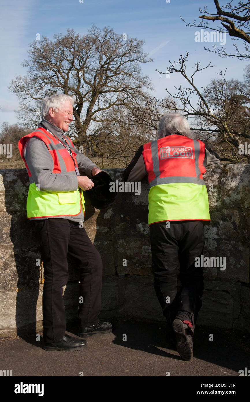 Biker bei Kirkby Lonsdale, Cumbria Sonntag 31. März, 2013.Volunteers Frank Fitzgerald und Terry Rush-Morgan bei den Norden führenden Bike erfüllen.  Motorradfahrer-Enthusiasten treffen am Teufelsbrücke, eine beliebte Biker Treffpunkt für alle Wochenend-Krieger, Lerner, Motocross-Fanatiker, den alle Wetter Motorradfahrer, Wochenende Tourer oder Pendler. Stockfoto