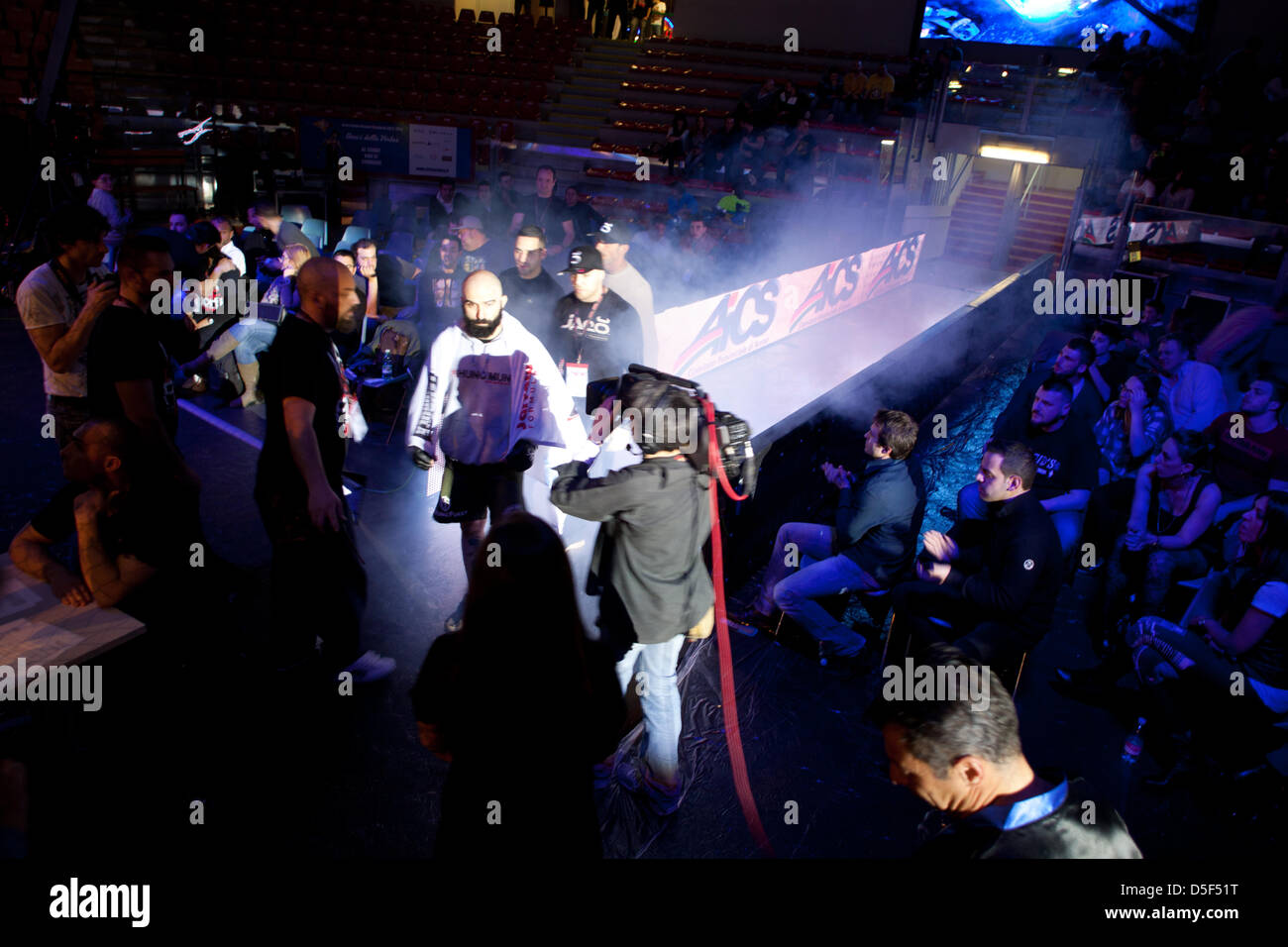 IMPERA MMA Fighting Championship 2013 Rom, das Spiel zwischen Rafael Torres (Stabile Team) und Giuliano Pennese (Hung Mun) 70kg. Stockfoto