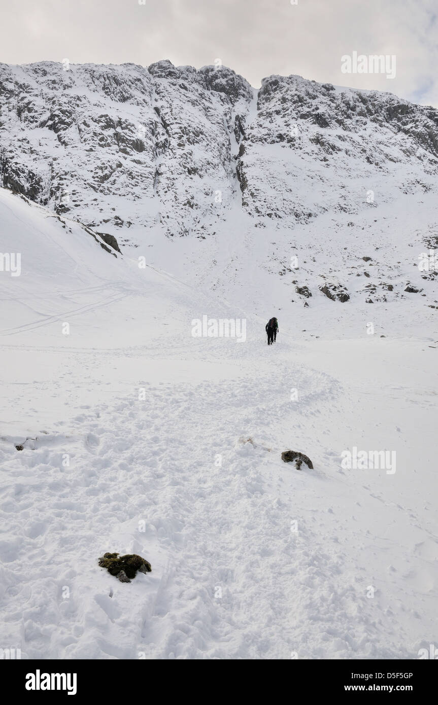 Wanderer nähert sich große Ende und zentrale Wasserrinne im Winter im englischen Lake District Stockfoto