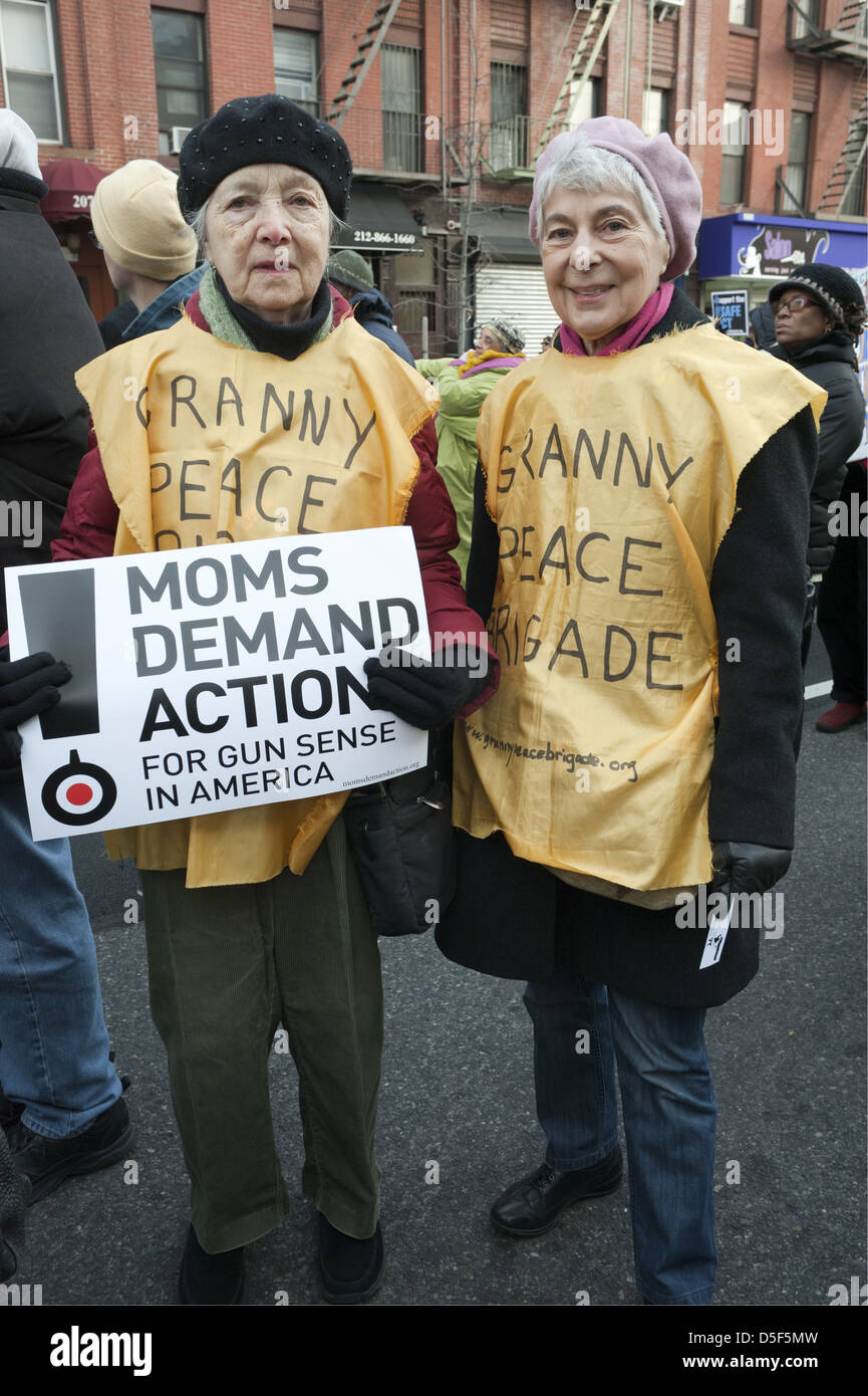 Frauen der Friedensbrigade von Oma demonstrieren am 21. März 2013 bei einer Anti-Gun-Kundgebung im Stadtteil Harlem in Manhattan. Stockfoto