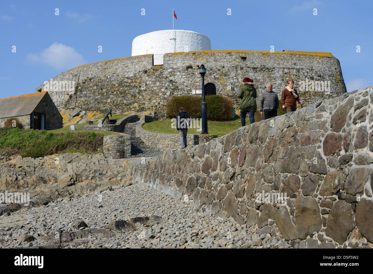 Touristen besuchen Fort Grey, Guernsey Stockfoto