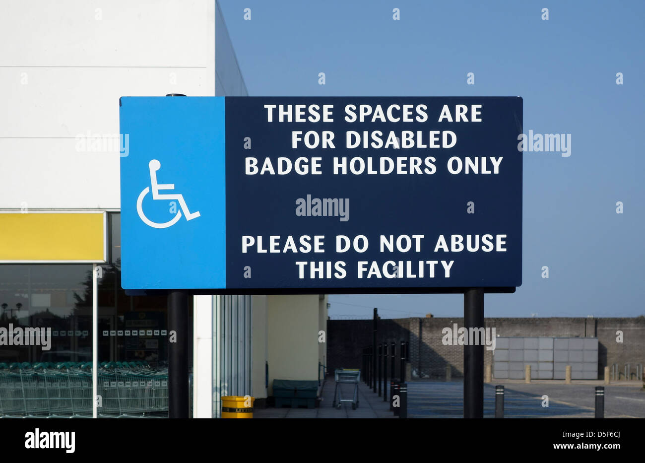 Ein Zeichen für Behindertenparkplatz in einem Supermarkt-Parkplatz, uk Stockfoto