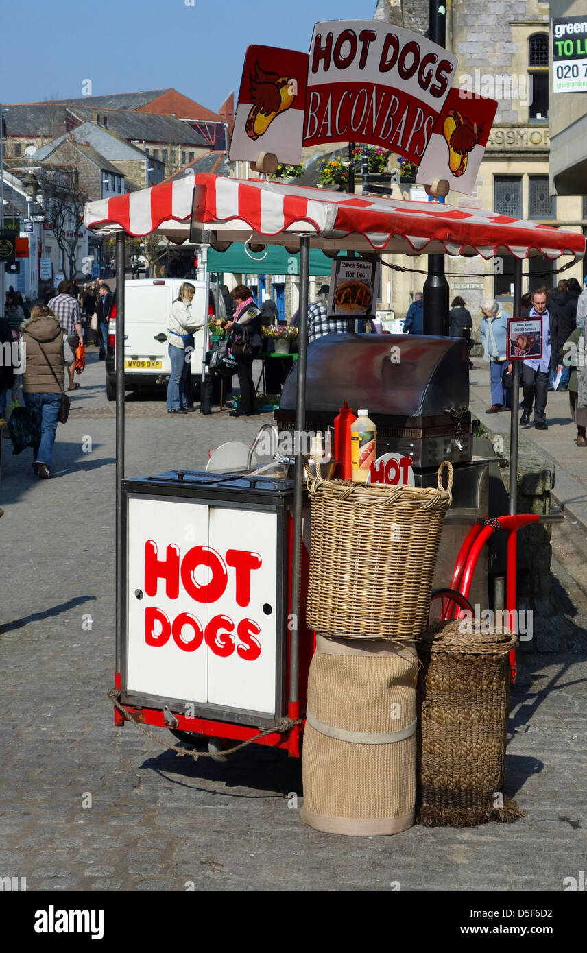 Ein mobiler Hot Dog Stand in Truro, Cornwall, UK Stockfoto
