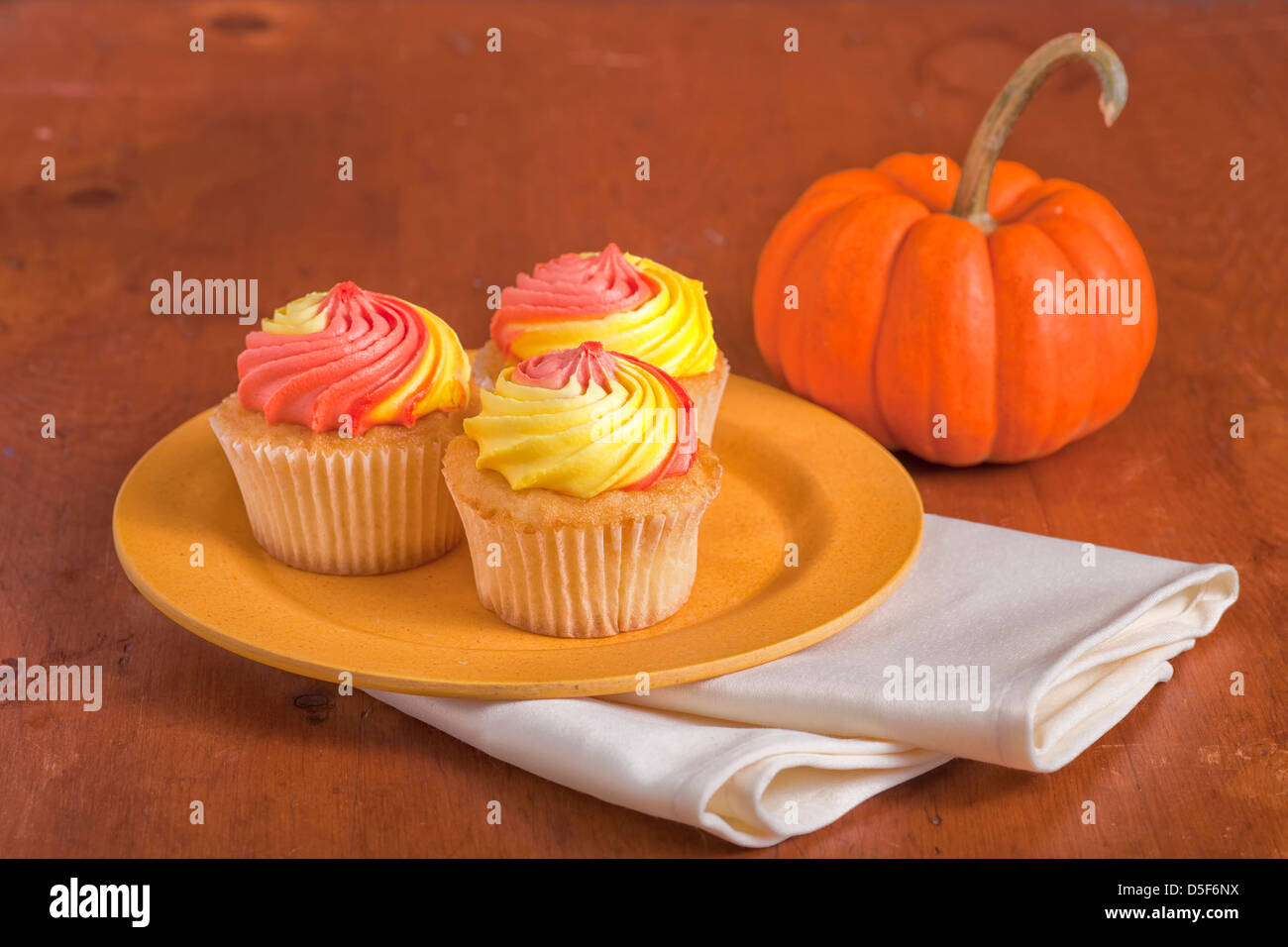 Cupcakes dekoriert um Halloween zu feiern. Stockfoto