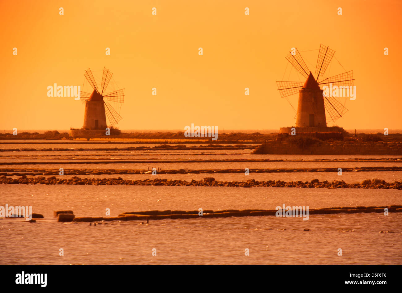 Windmühlen in Salinen in Trapani, Sizilien, Italien Stockfoto