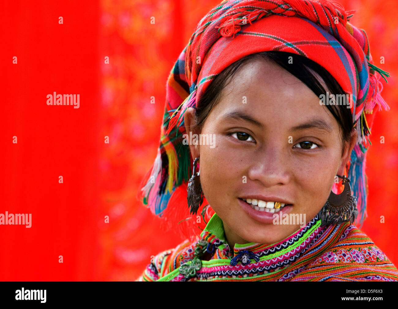 Markt-Frau H'mong (Hmong) Hill Tribe auf Bac Ha ethnischen Markt in Vietnam, Asien Stockfoto