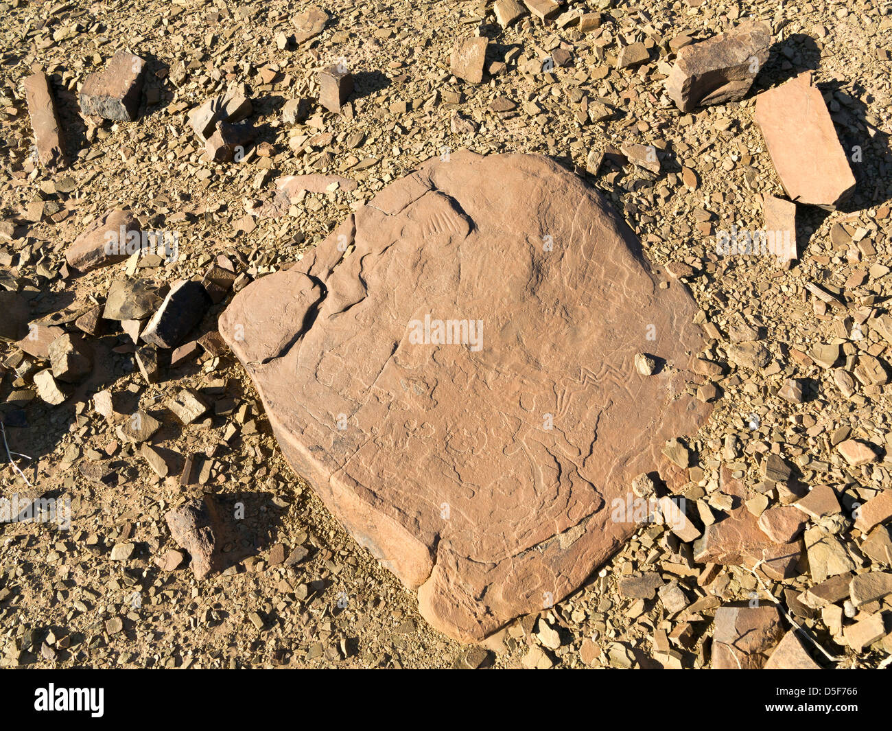 Prähistorische Felszeichnungen auf Aman Ighribin auf der Tata Akka Road in Marokko Stockfoto