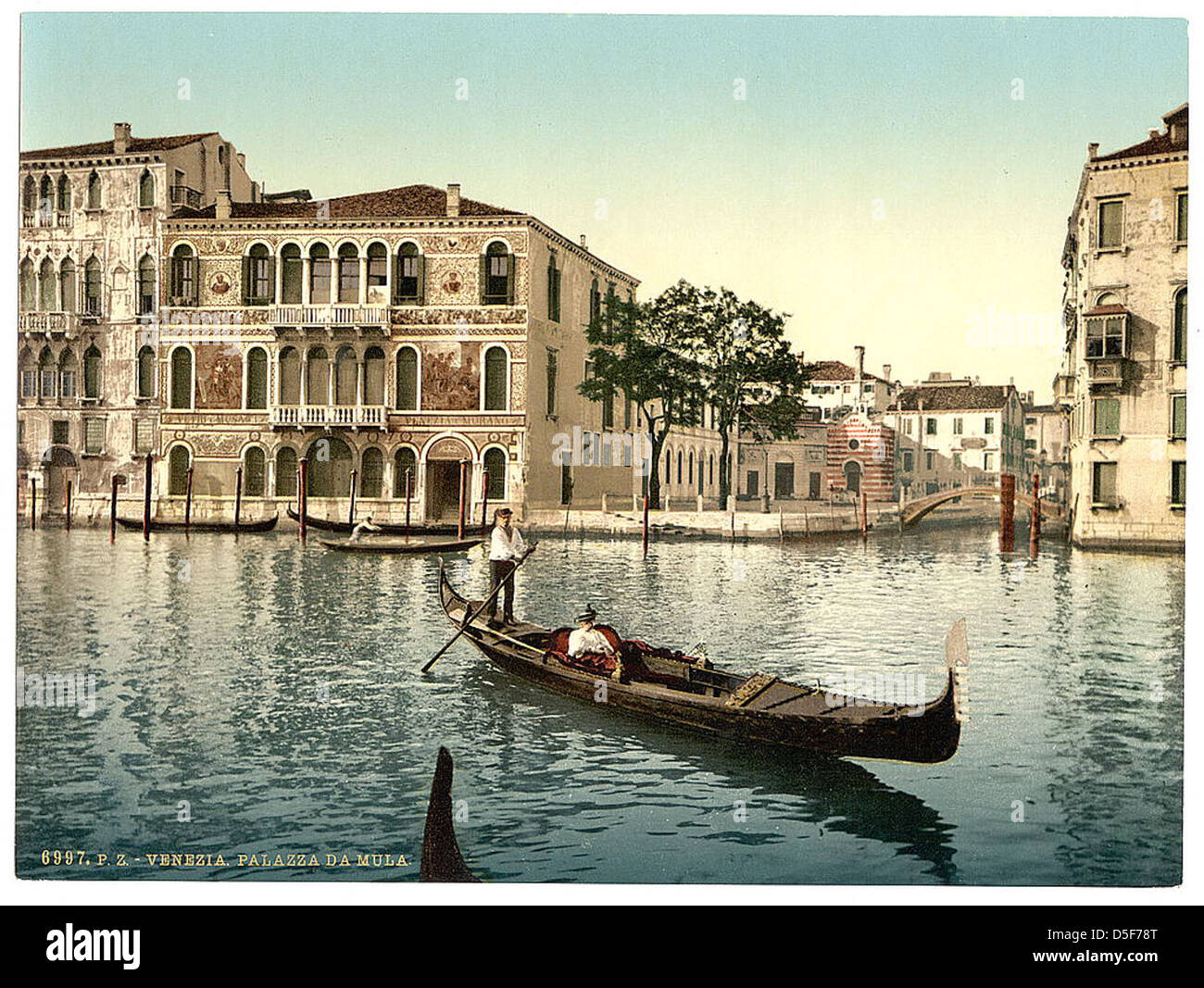 Der Palast da Mulla in Venedig, Italien, ist eine historische architektonische Stätte, die venezianisches Palastdesign aus seiner Zeit zeigt. Die detaillierten Fassaden und das komplizierte Design des Palastes spiegeln die reiche architektonische Geschichte Venedigs wider. Stockfoto