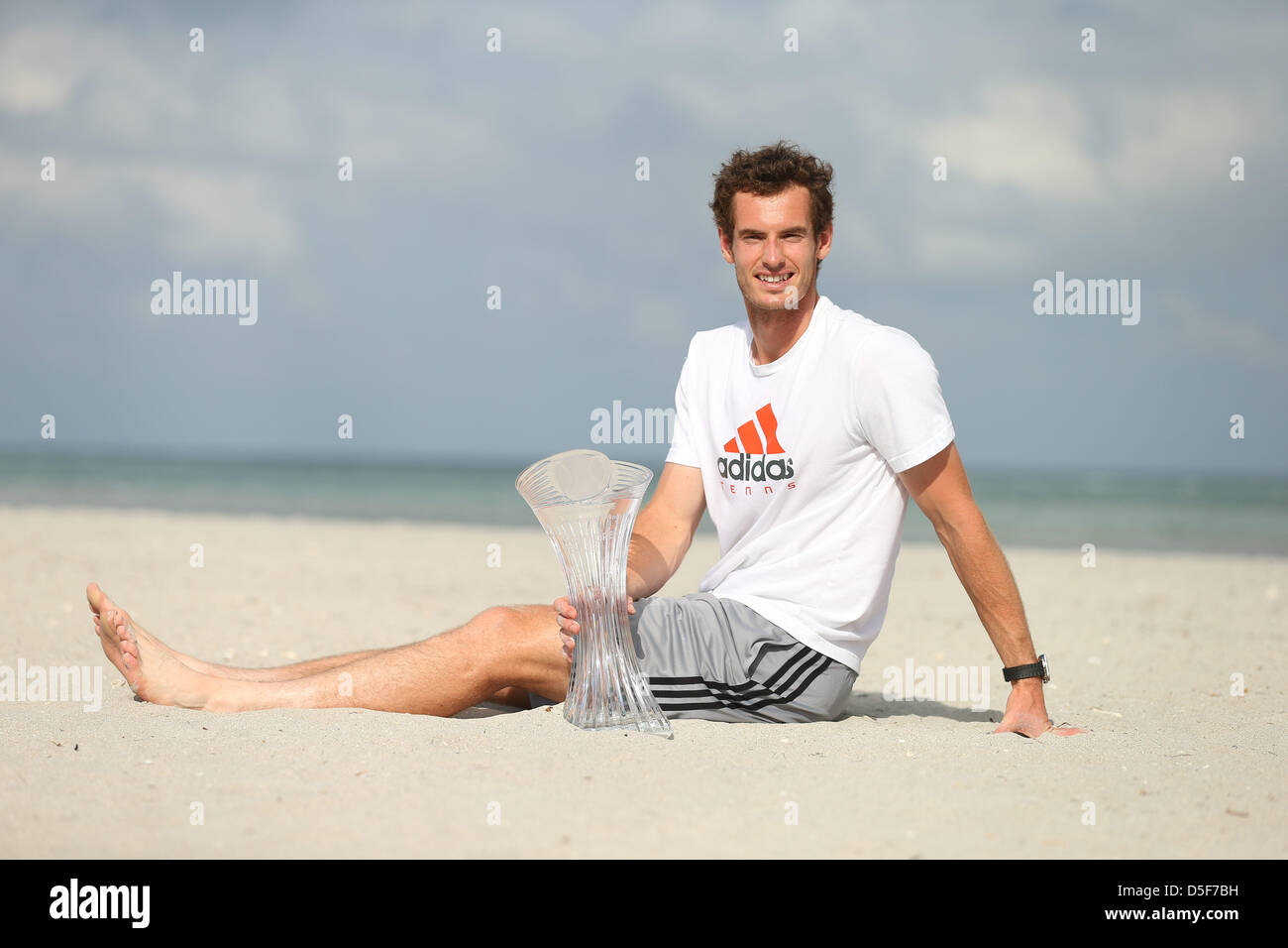 Miami, Florida, USA. 31. März 2013. Andy Murray aus Großbritannien sitzt mit Meisterschale tagsüber 14 der Sony Open 2013. Stockfoto