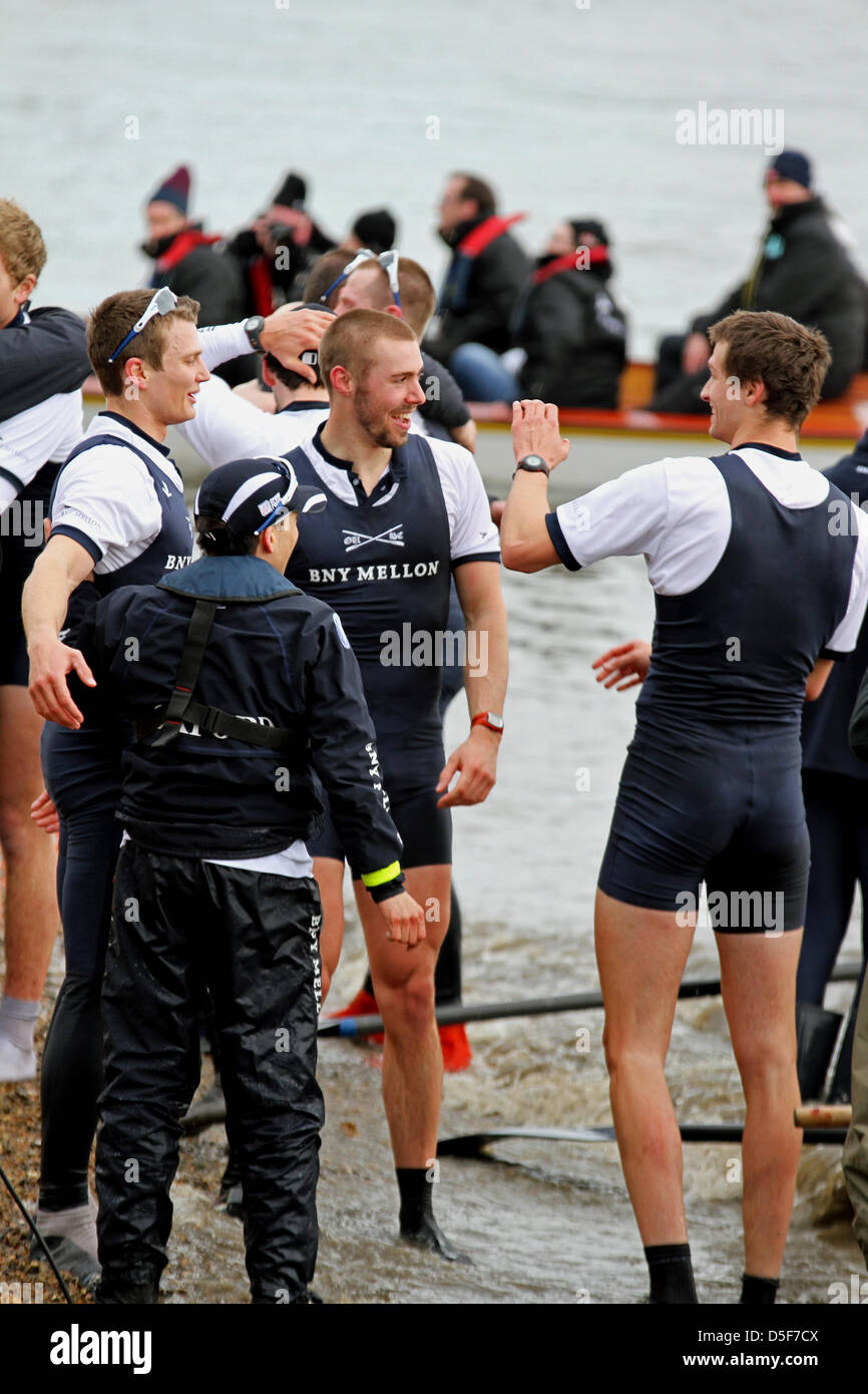 London. VEREINIGTES KÖNIGREICH. 31. März 2013. Universitätsregatta. Alex Davidson (GBR) von Oxford feiert die siegreiche Mannschaft. Stockfoto