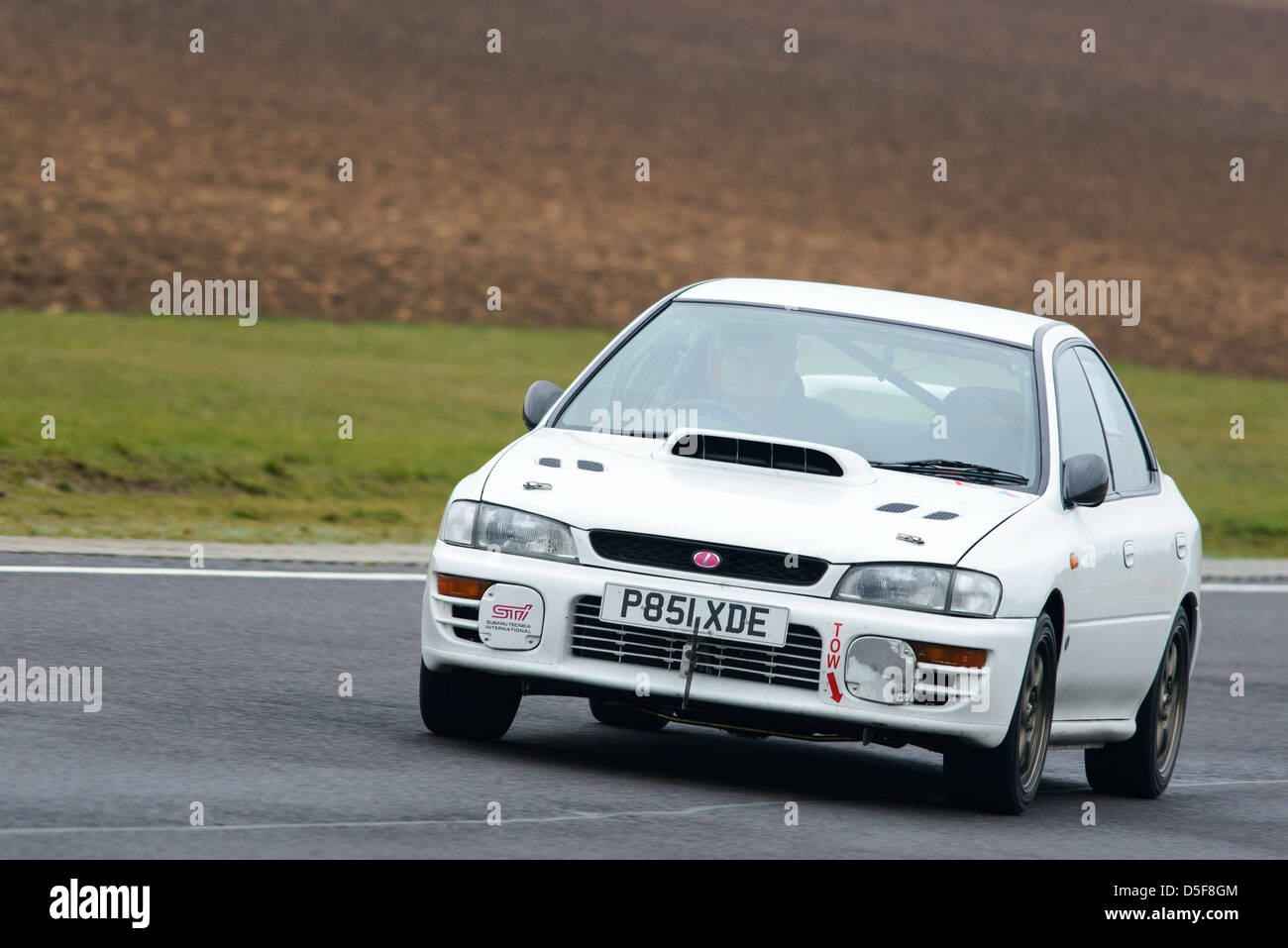 Ein Autorennen rund um Schloss Combe Rennstrecke auf den Bristol Motor Club Great Western Sprint 2013. Stockfoto