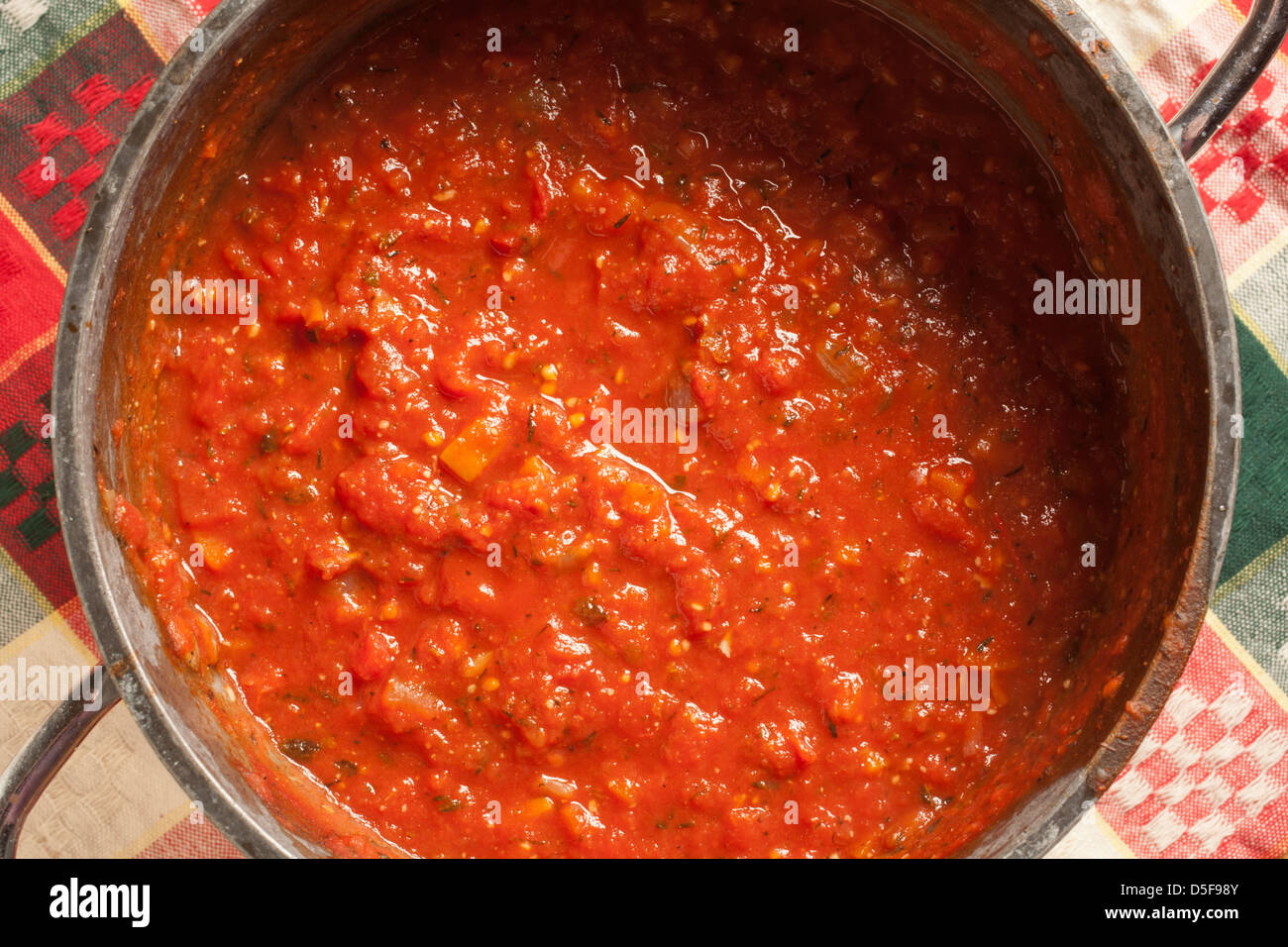 Topf mit traditionellen italienischen Tomatensauce Stockfoto