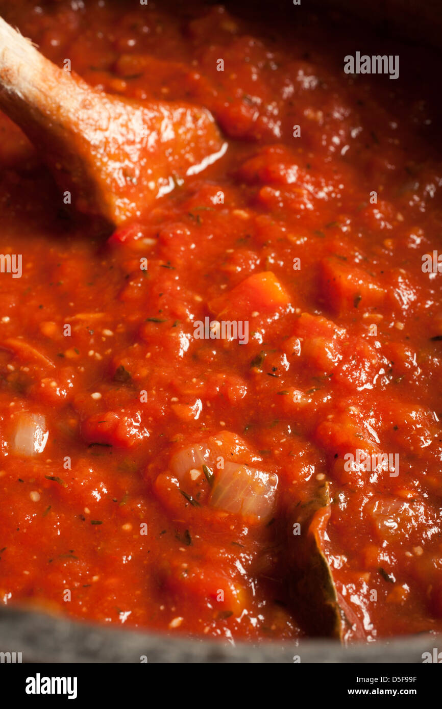 Topf mit traditionellen italienischen Tomatensauce Stockfoto