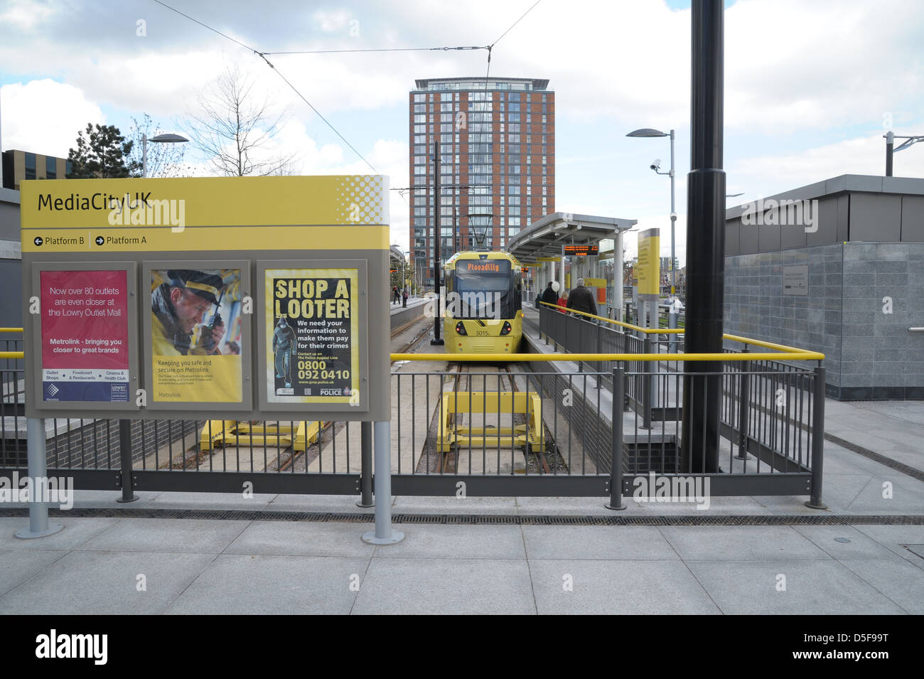 Straßenbahnhaltestelle in Medien Stadt Salford Quays Heimat der BBC und ITV Granada Stockfoto