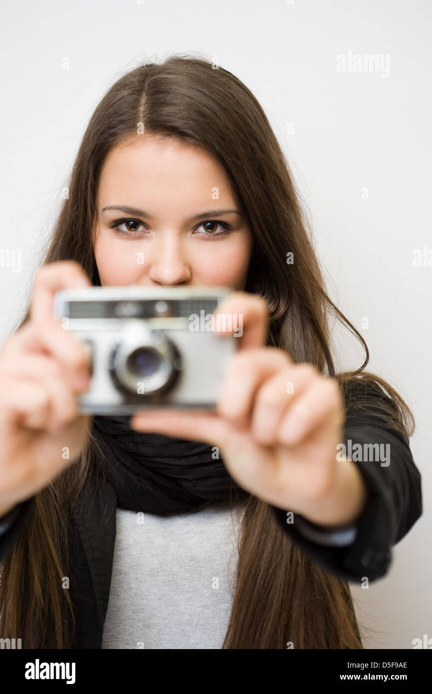 Schöne junge Künstler halten ihr Retro-Film-Foto-Kamera. Stockfoto