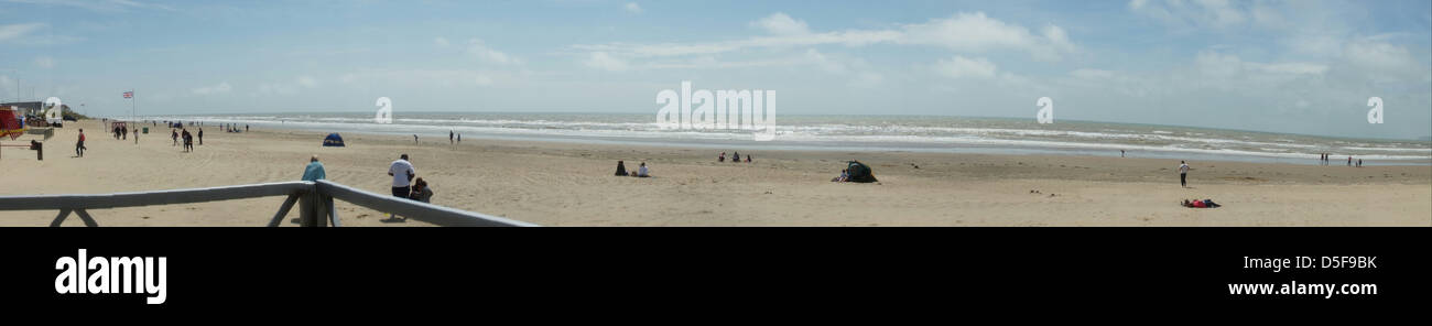 Camber Sands Strand blauen Himmel sonnigen Sommertag Sandstrand Stockfoto